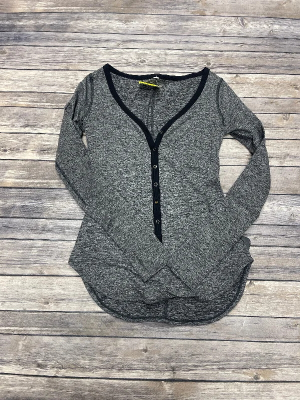 Athletic Top Long Sleeve Collar By Lululemon In Grey, Size: S